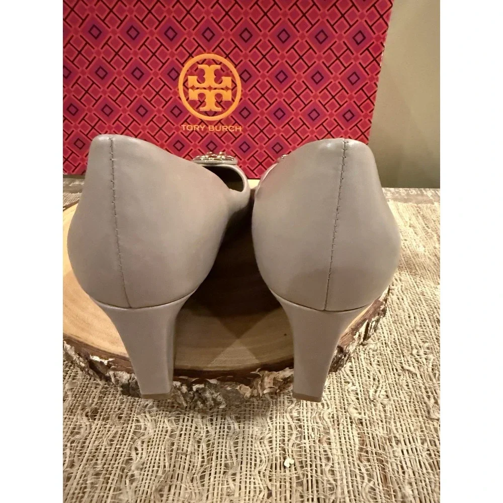 Tory Burch Women's Claire 85mm Wedge Pumps in French Grey Sz-9M Gold Logo 295$